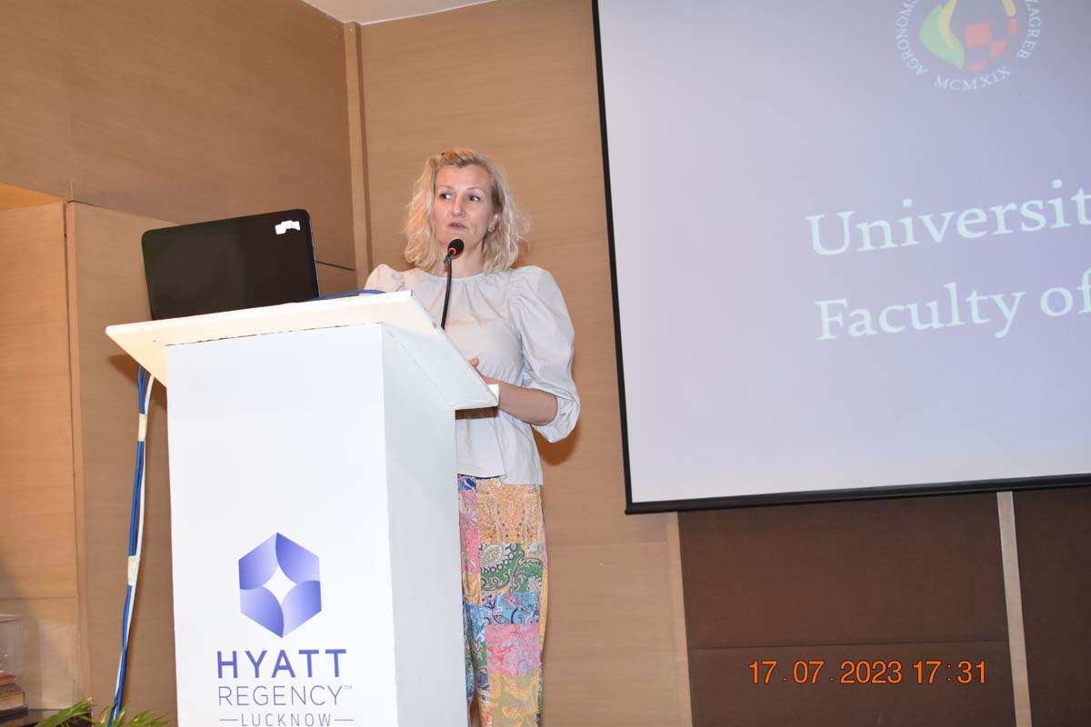 Uttar Pradesh Agricultural Education, Research &amp; Extension Version/  उत्तर प्रदेश कृषि शिक्षा, अनुसंधान एवं विस्तार संस्करण