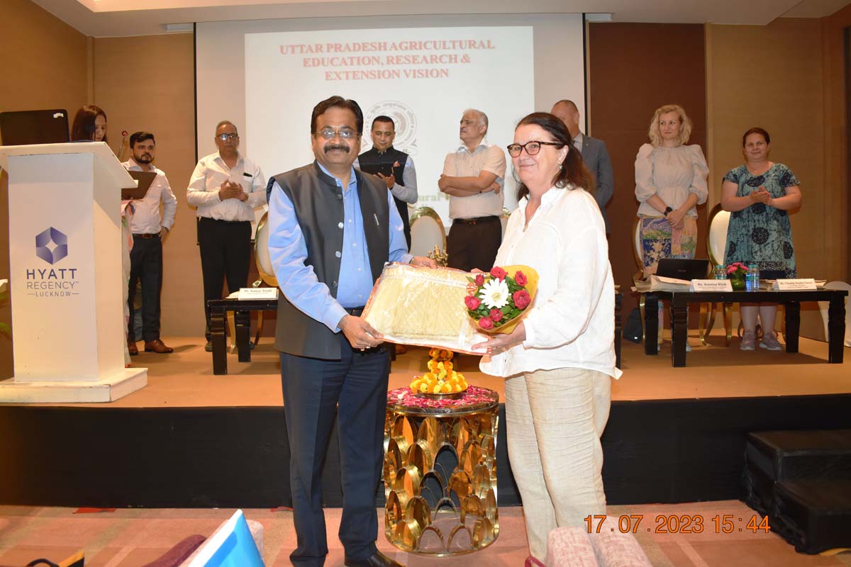 Uttar Pradesh Agricultural Education, Research &amp; Extension Version/  उत्तर प्रदेश कृषि शिक्षा, अनुसंधान एवं विस्तार संस्करण